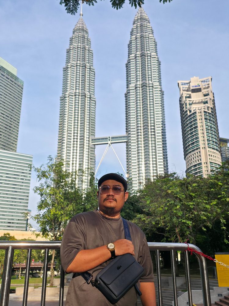 Muhammad Yusuf Indra Saputra di depan Menara Kembar Petronas, Kuala Lumpur